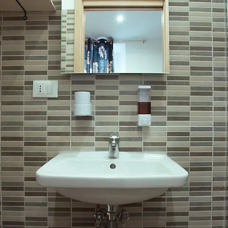 Independent C With Bathroom And Break Corner Řím